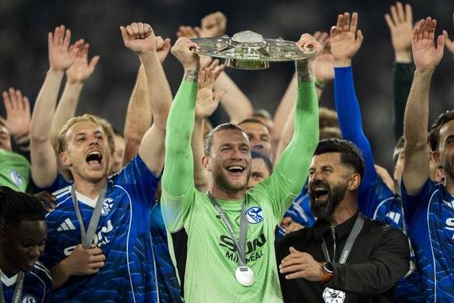 德天空披露：沙尔克与核心球员卡里乌斯展开薪资谈判，有望达成一份为期多年、至少延续至2028年的续约协议，俱乐部高层高度重视球员留队问题