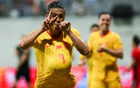 中国男足2-1险胜新加坡，塞尔吉尼奥首开纪录，张玉宁点球破门，全队顽强拼搏力保胜利，迎战强敌前士气大振