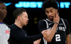 马刺队新秀疑似引发更衣室矛盾，赛后转发嘲讽视频引热议，主教练公开承担责任，事件背后究竟隐藏着什么？